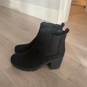 Black chunky heel Chelsea boot